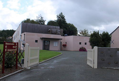 01-Le-restaurant-scolaire,-l'entrée-principale