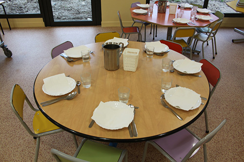 10-Le-restaurant-scolaire,-l'espace-des-petits