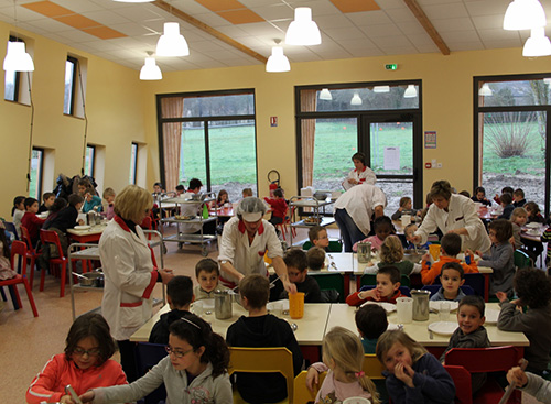 11-Le-restaurant-scolaire,-pendant-le-service