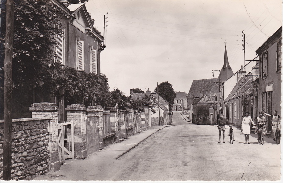 007 Ecole de garçon et entrée du bourg route de Montfort